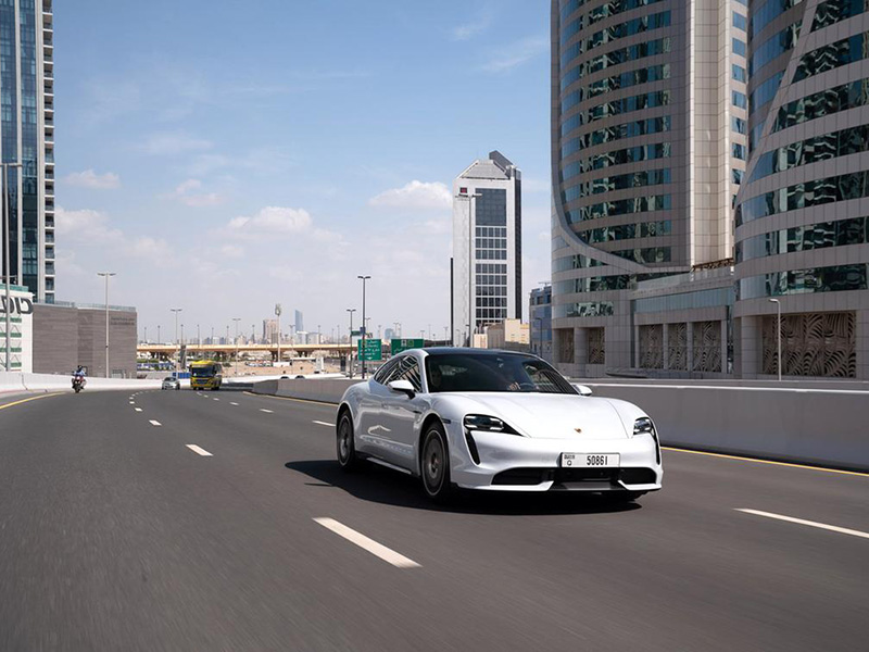 "بورش" تنظم رحلة برية بأفضل سياراتها الكهربائية من دبي إلى الرياض
